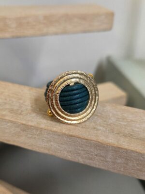 Bague femme cuir rond bleu vert et passant doré