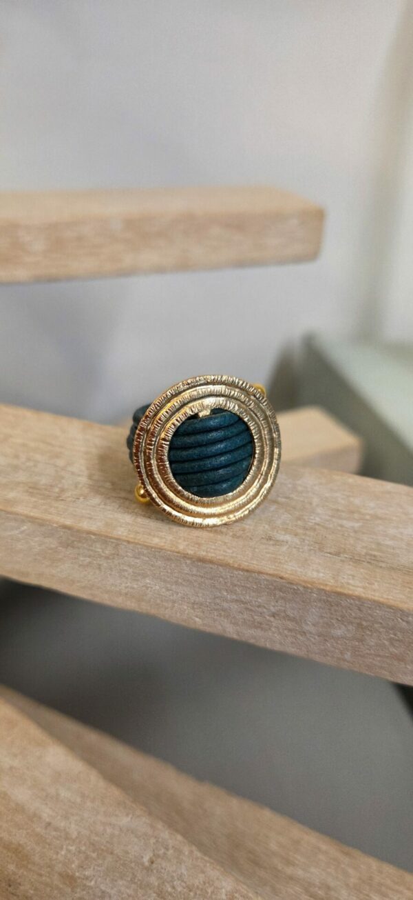 Bague femme cuir rond bleu vert et passant doré