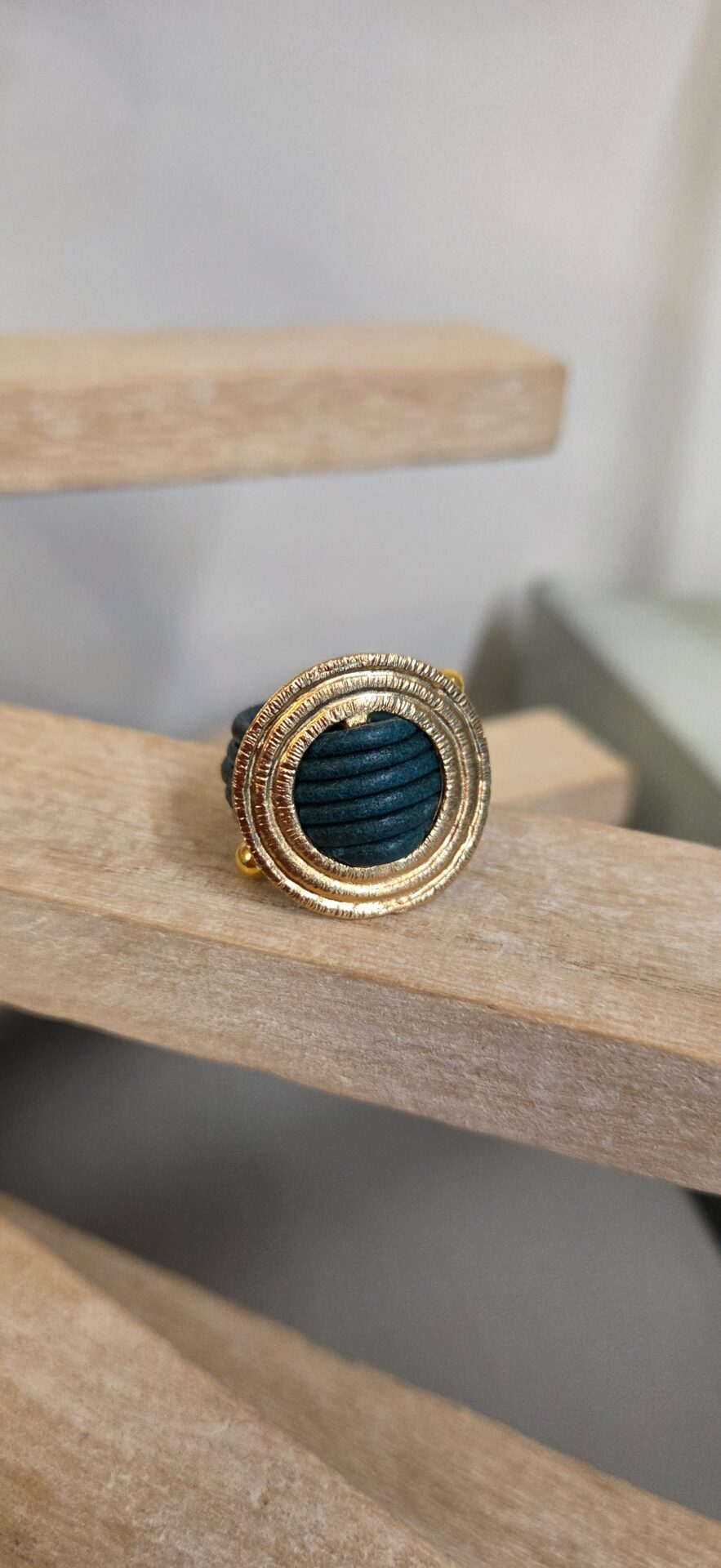 Bague femme cuir rond bleu vert et passant doré