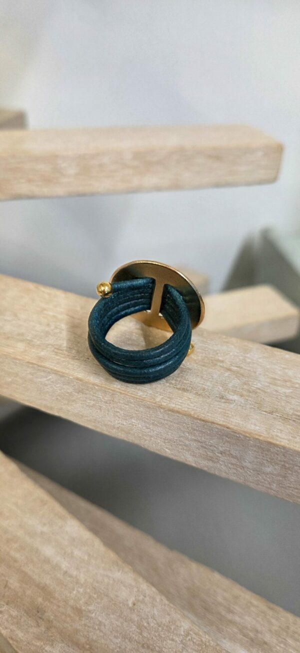 Bague femme cuir rond bleu vert et passant doré
