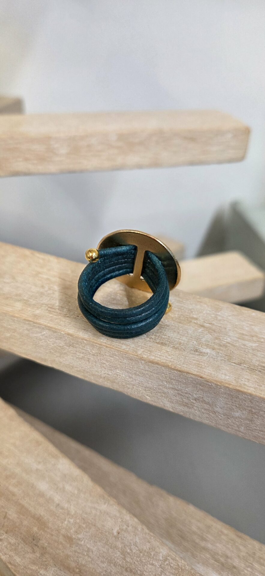 Bague femme cuir rond bleu vert et passant doré