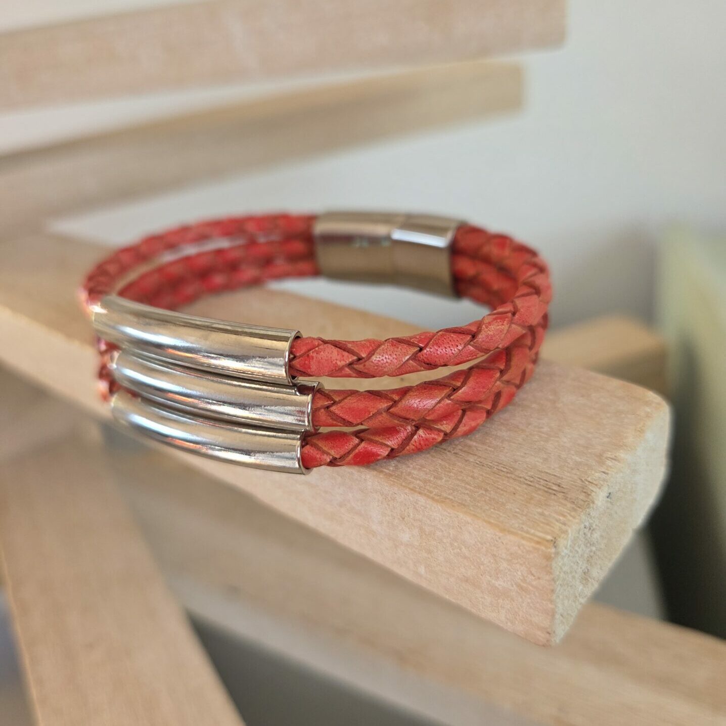 Bracelet femme cuir rond tressé rouge et tubes argentés
