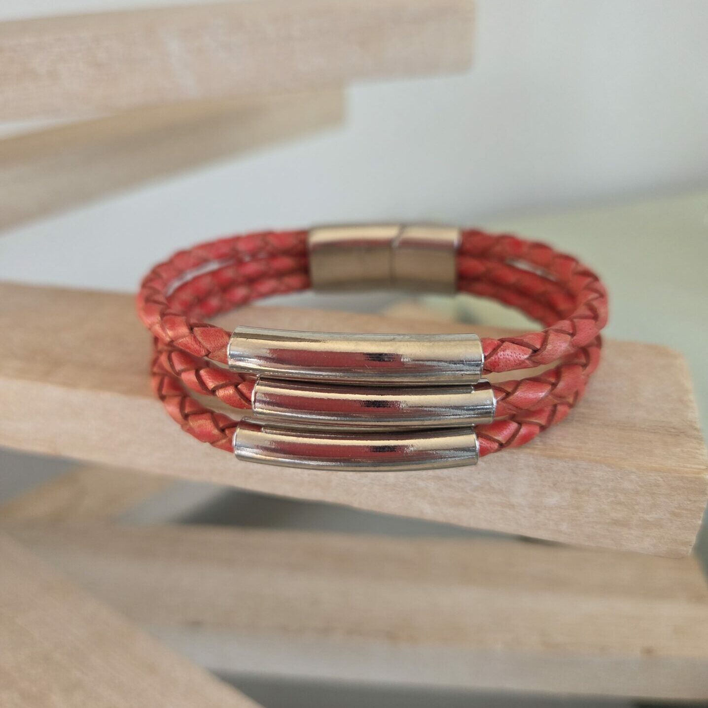 Bracelet femme cuir rond tressé rouge et tubes argentés