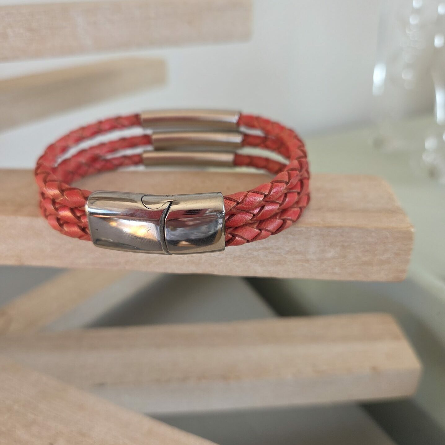 Bracelet femme cuir rond tressé rouge et tubes argentés