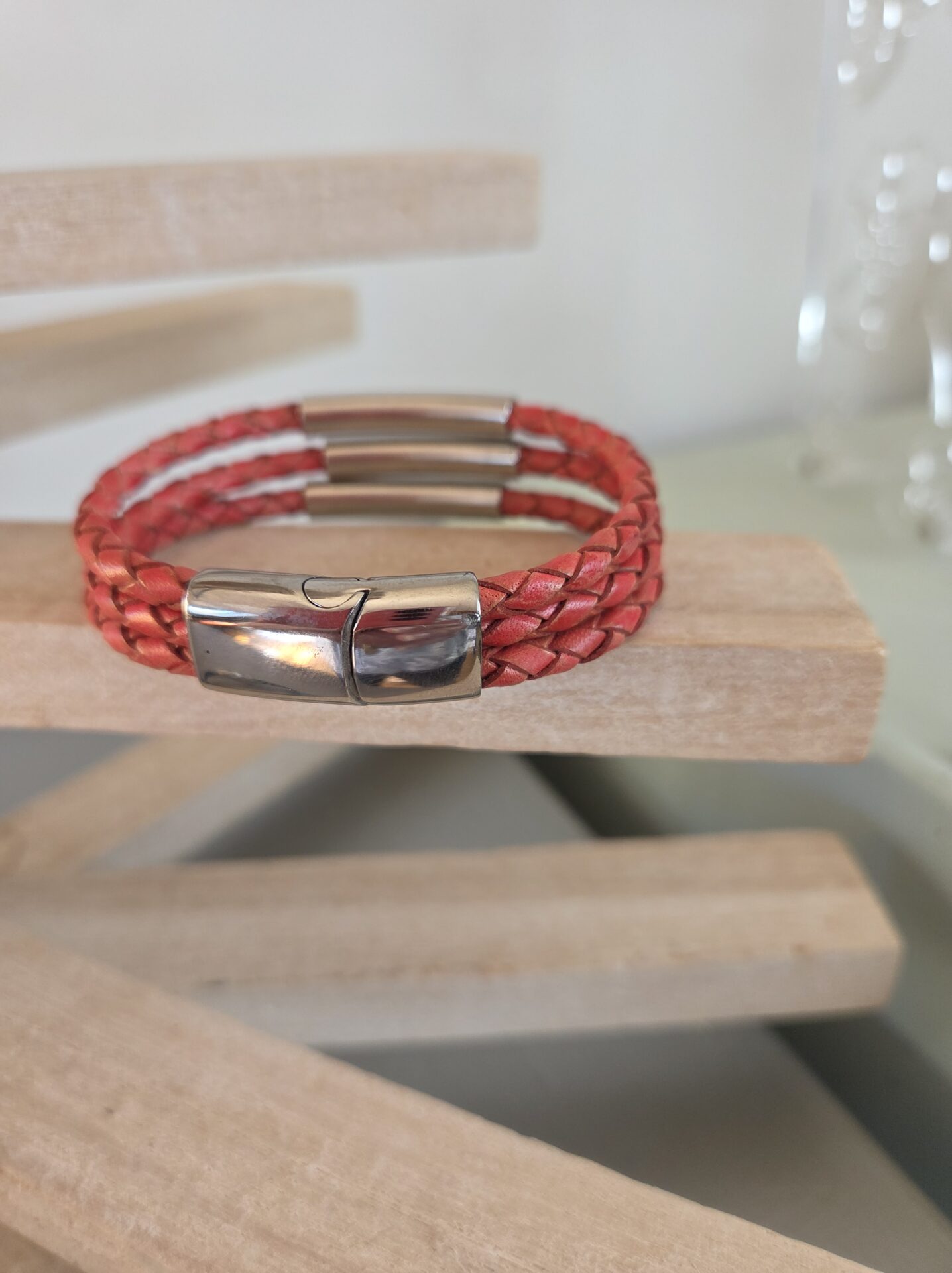 Bracelet femme cuir rond tressé rouge et tubes argentés