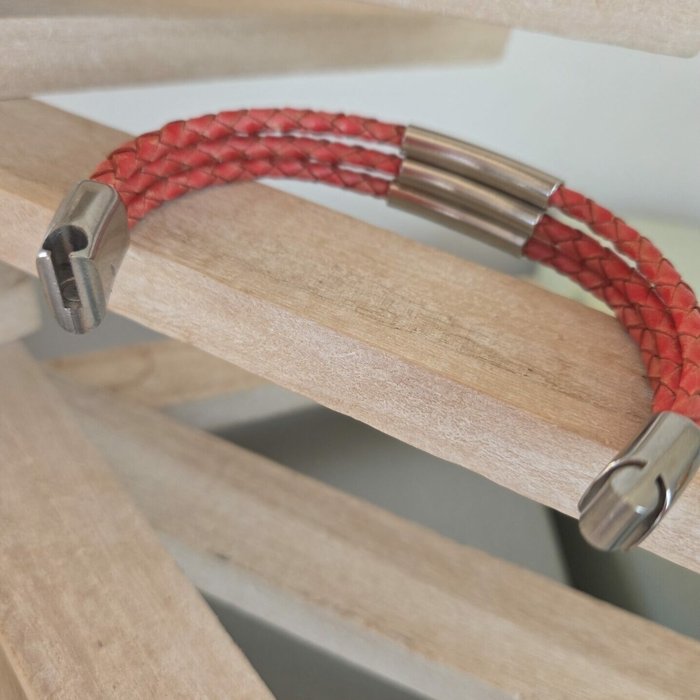 Bracelet femme cuir rond tressé rouge et tubes argentés