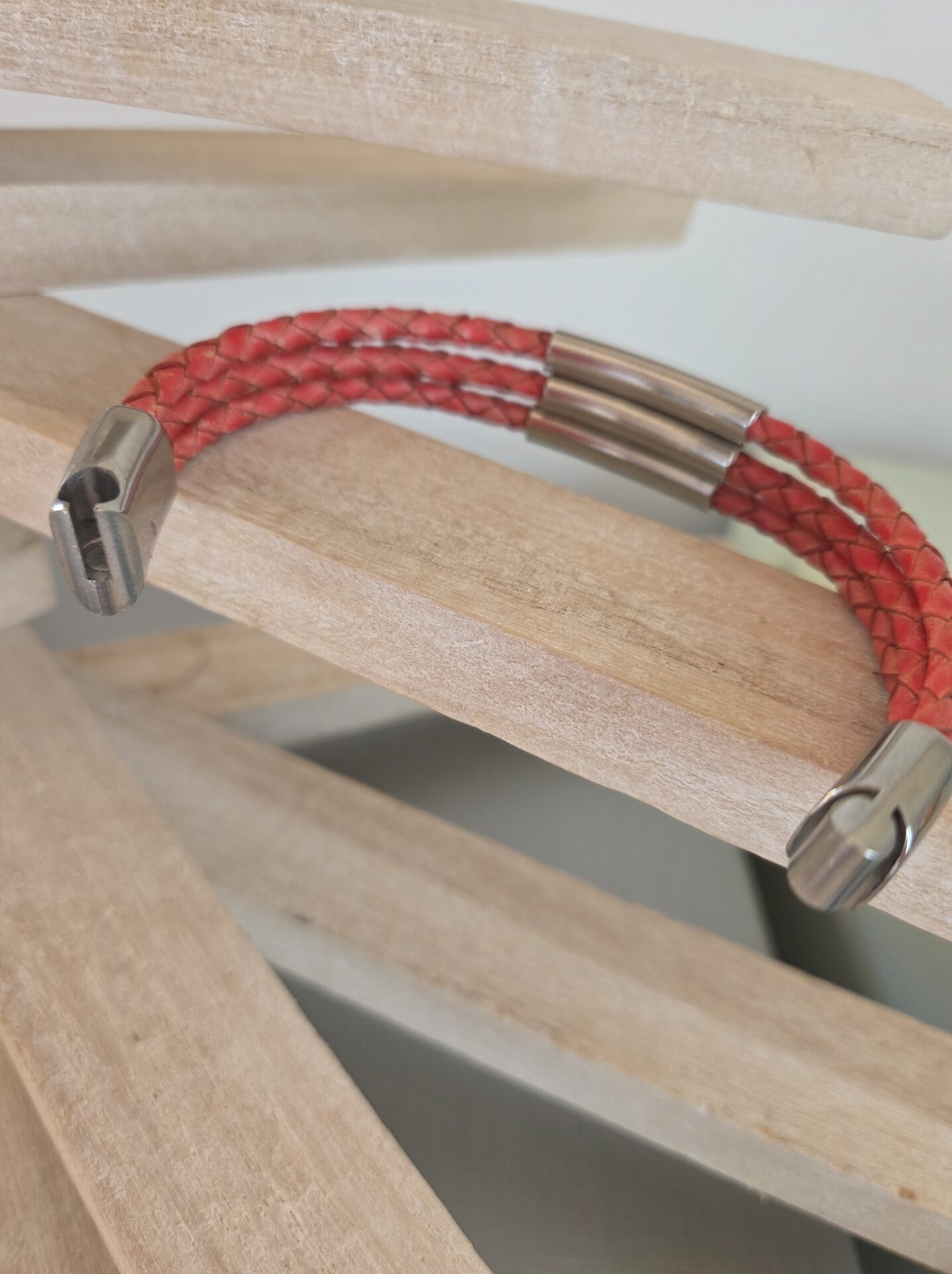 Bracelet femme cuir rond tressé rouge et tubes argentés