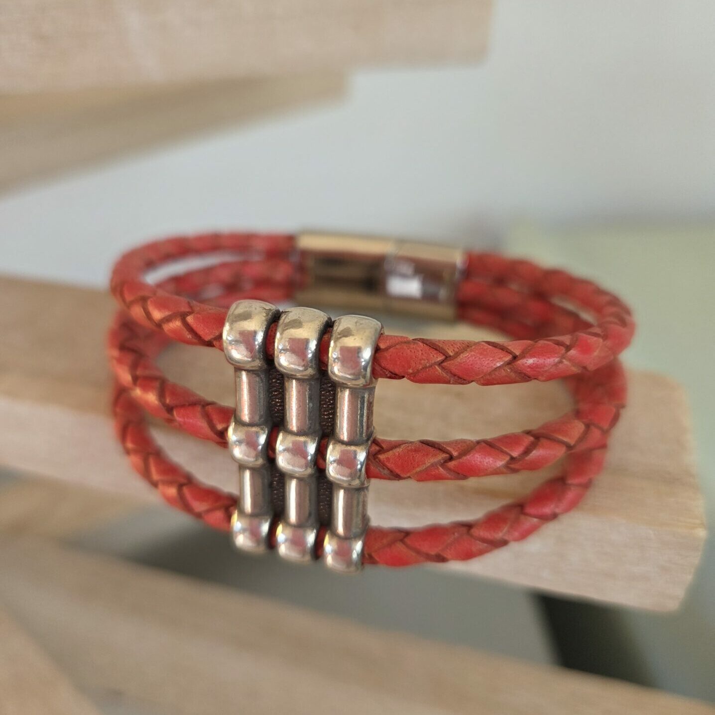 Bracelet femme cuir rond tressé rouge et passant argenté trois trous