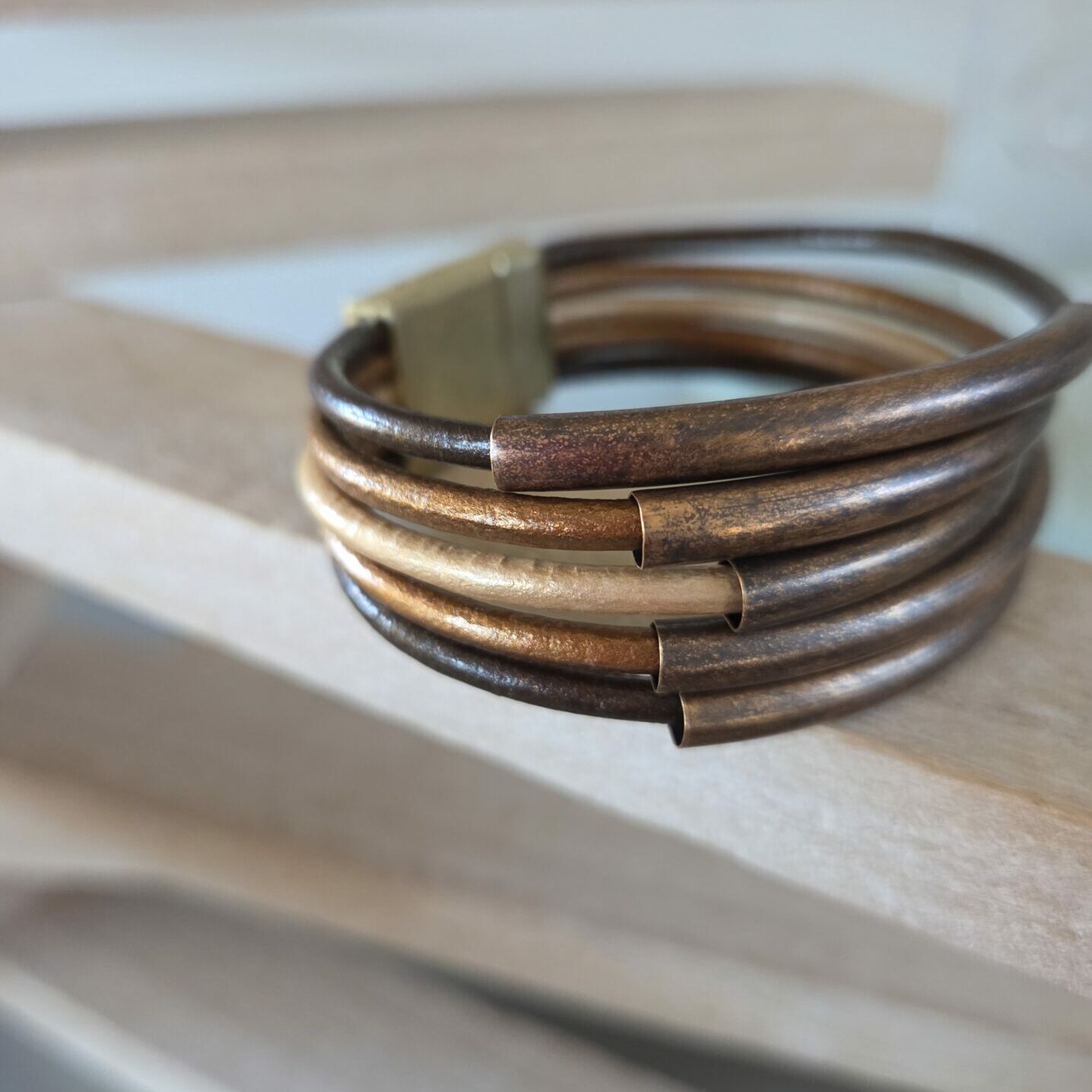 Bracelet femme cinq cuirs rond 3mm(marron, bronze) et tubes bronzes