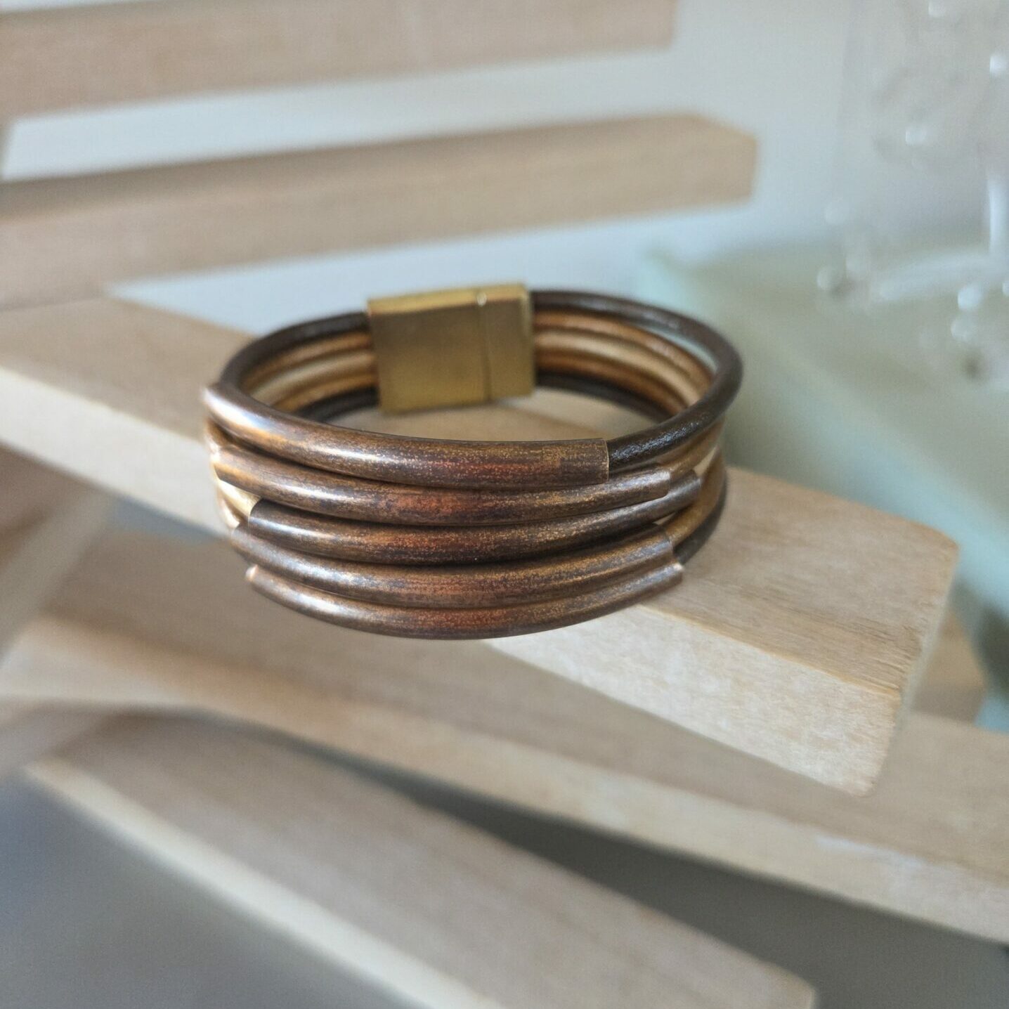 Bracelet femme cinq cuirs rond 3mm(marron, bronze) et tubes bronzes