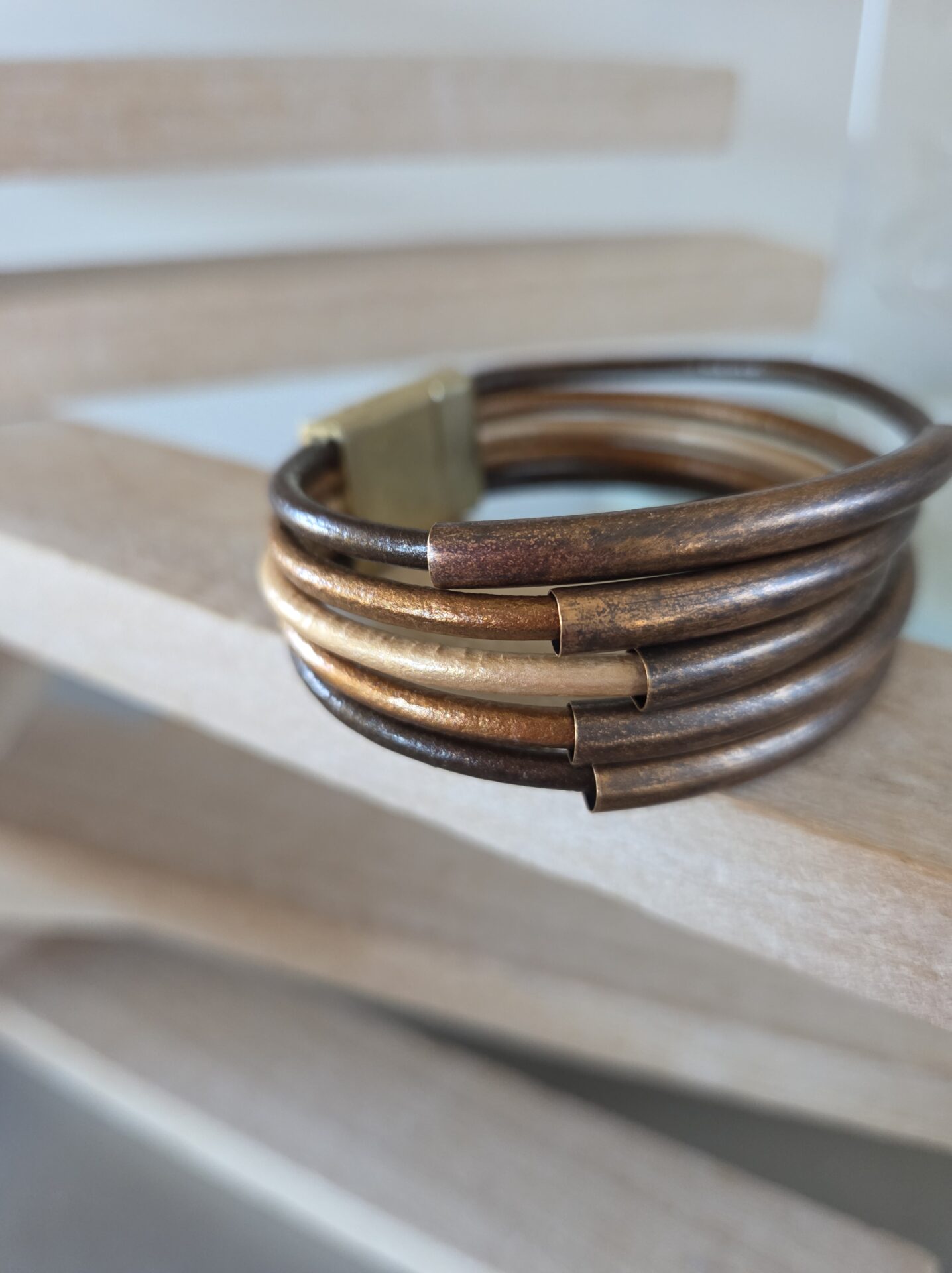 Bracelet femme cinq cuirs rond 3mm(marron, bronze) et tubes bronzes