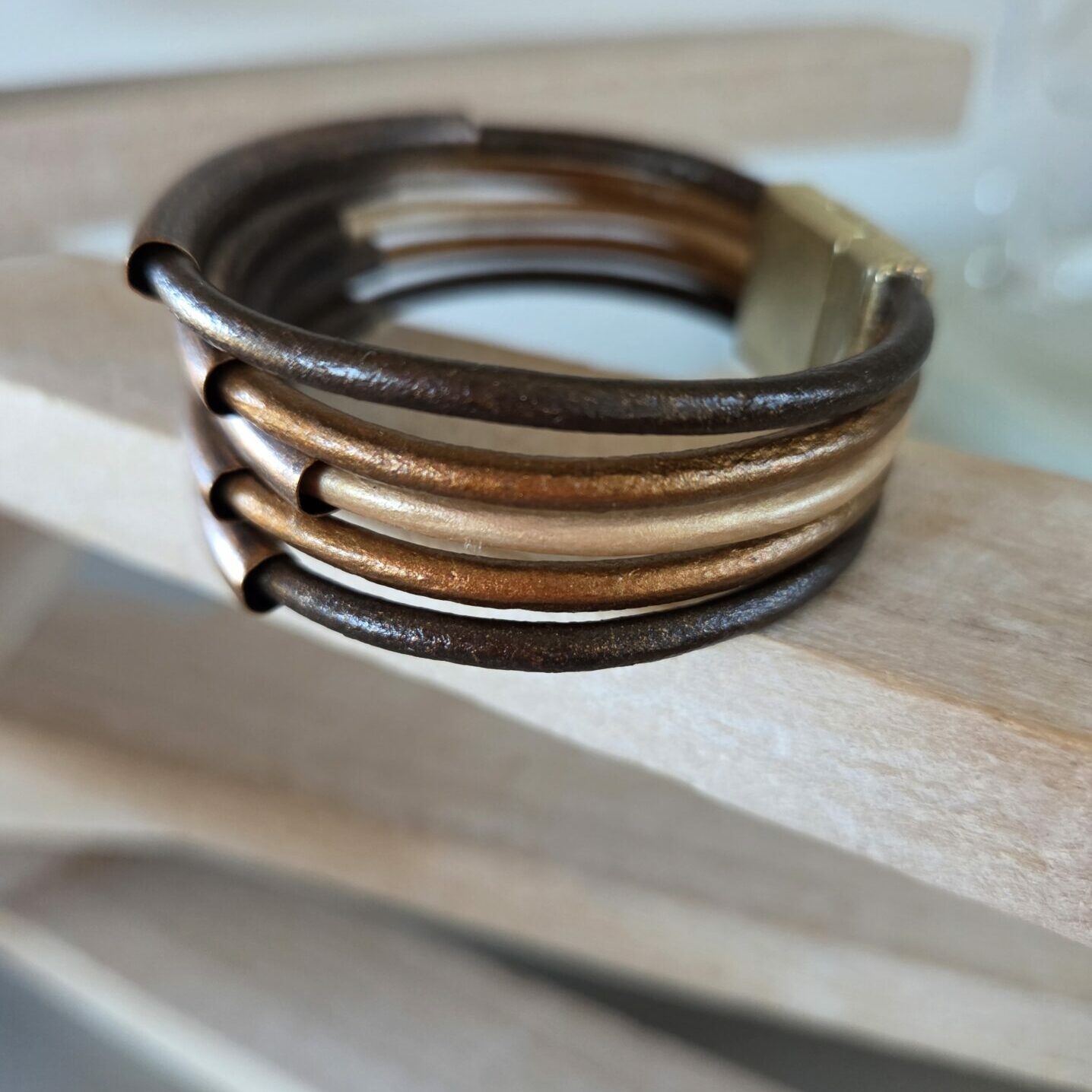 Bracelet femme cinq cuirs rond 3mm(marron, bronze) et tubes bronzes