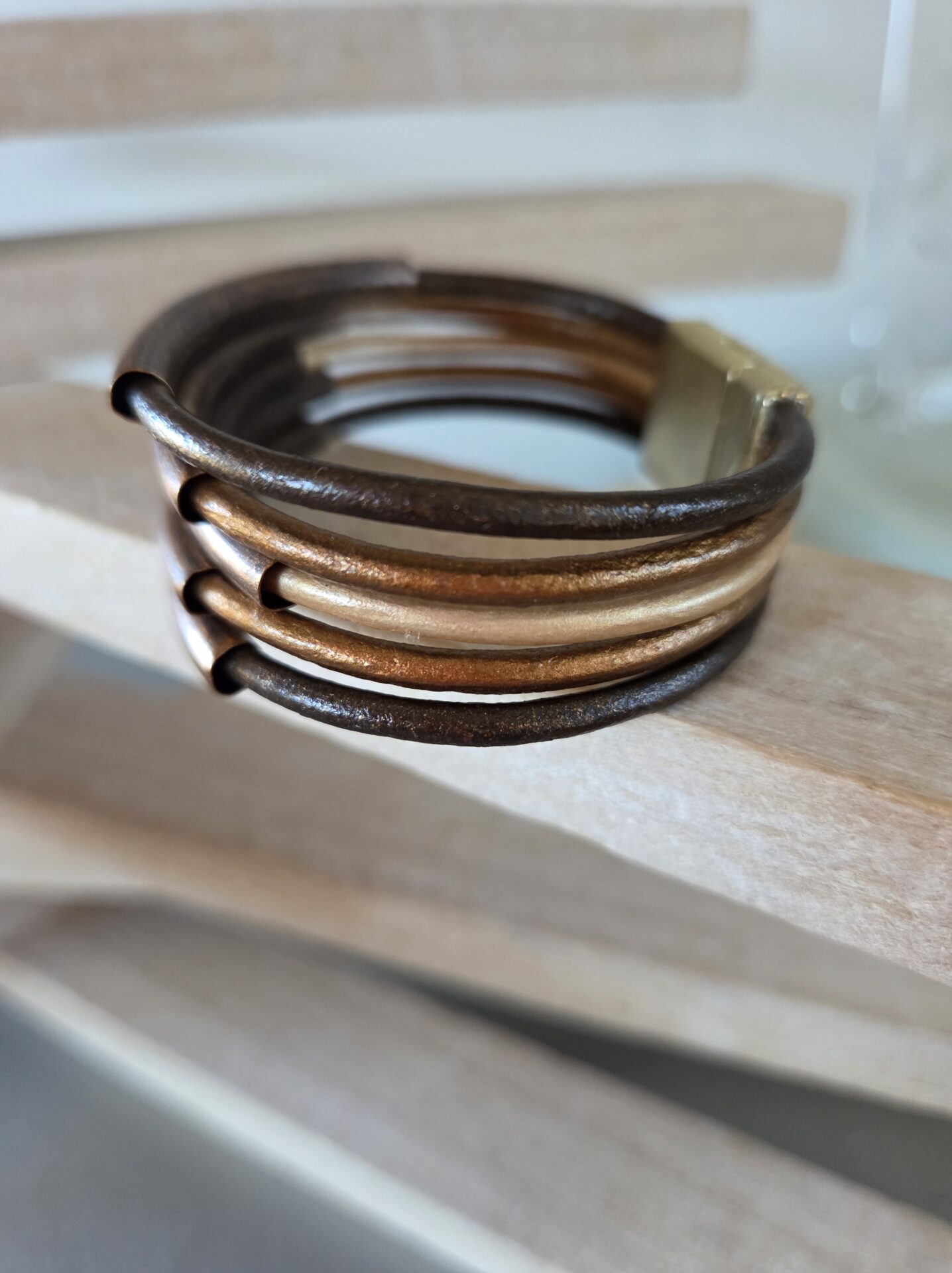 Bracelet femme cinq cuirs rond 3mm(marron, bronze) et tubes bronzes