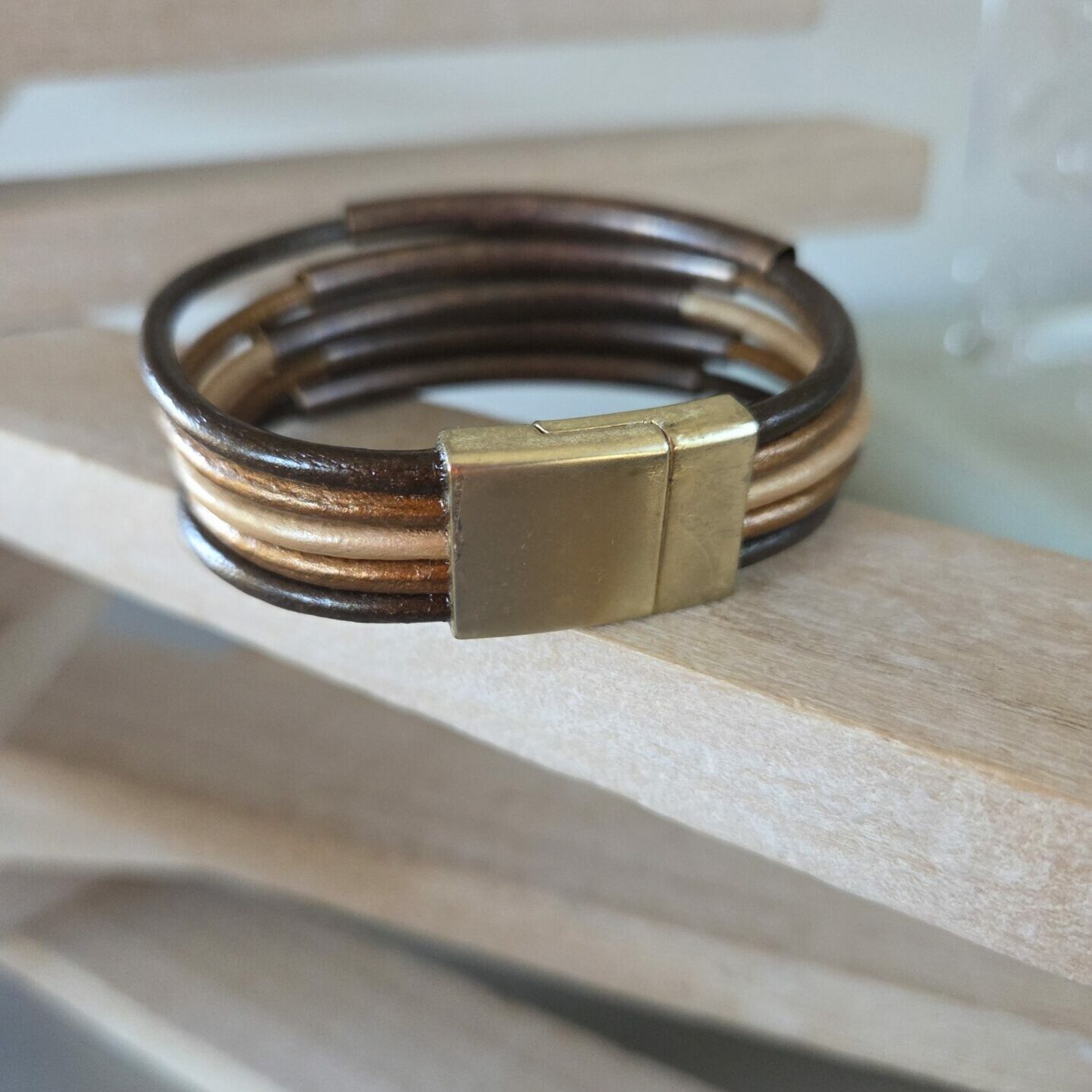 Bracelet femme cinq cuirs rond 3mm(marron, bronze) et tubes bronzes