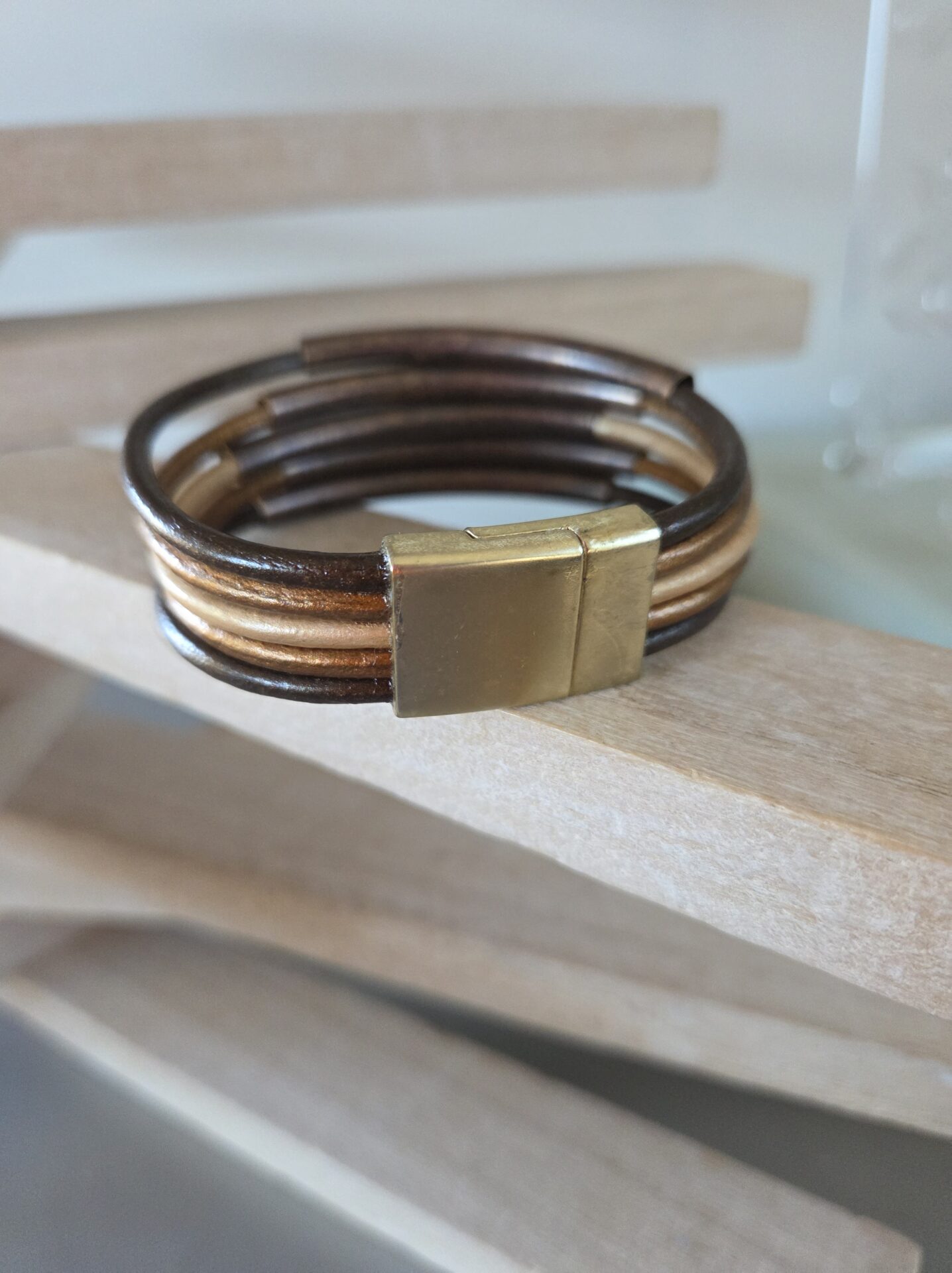 Bracelet femme cinq cuirs rond 3mm(marron, bronze) et tubes bronzes
