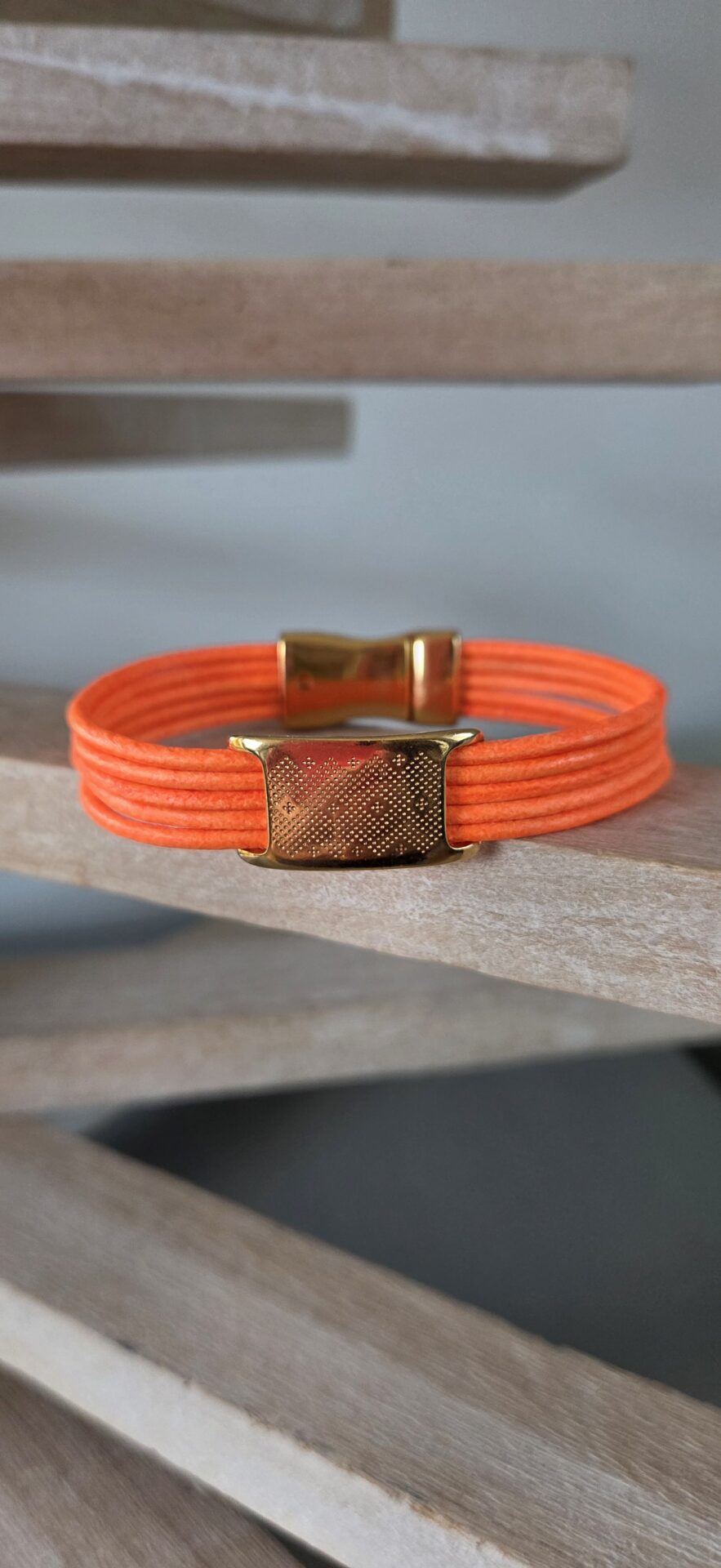 Bracelet femme en cuir rond 2mm orange fluo et passant boho