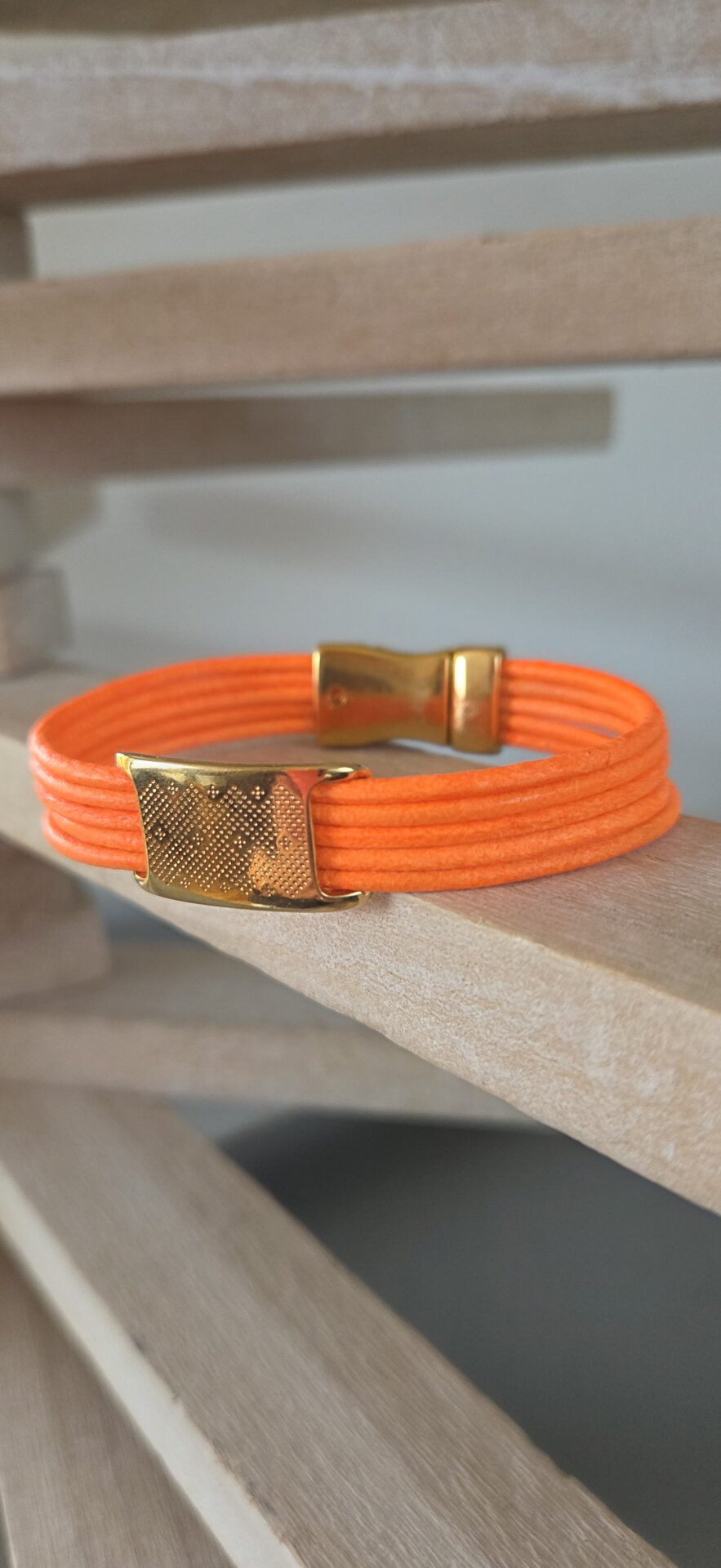 Bracelet femme en cuir rond 2mm orange fluo et passant boho