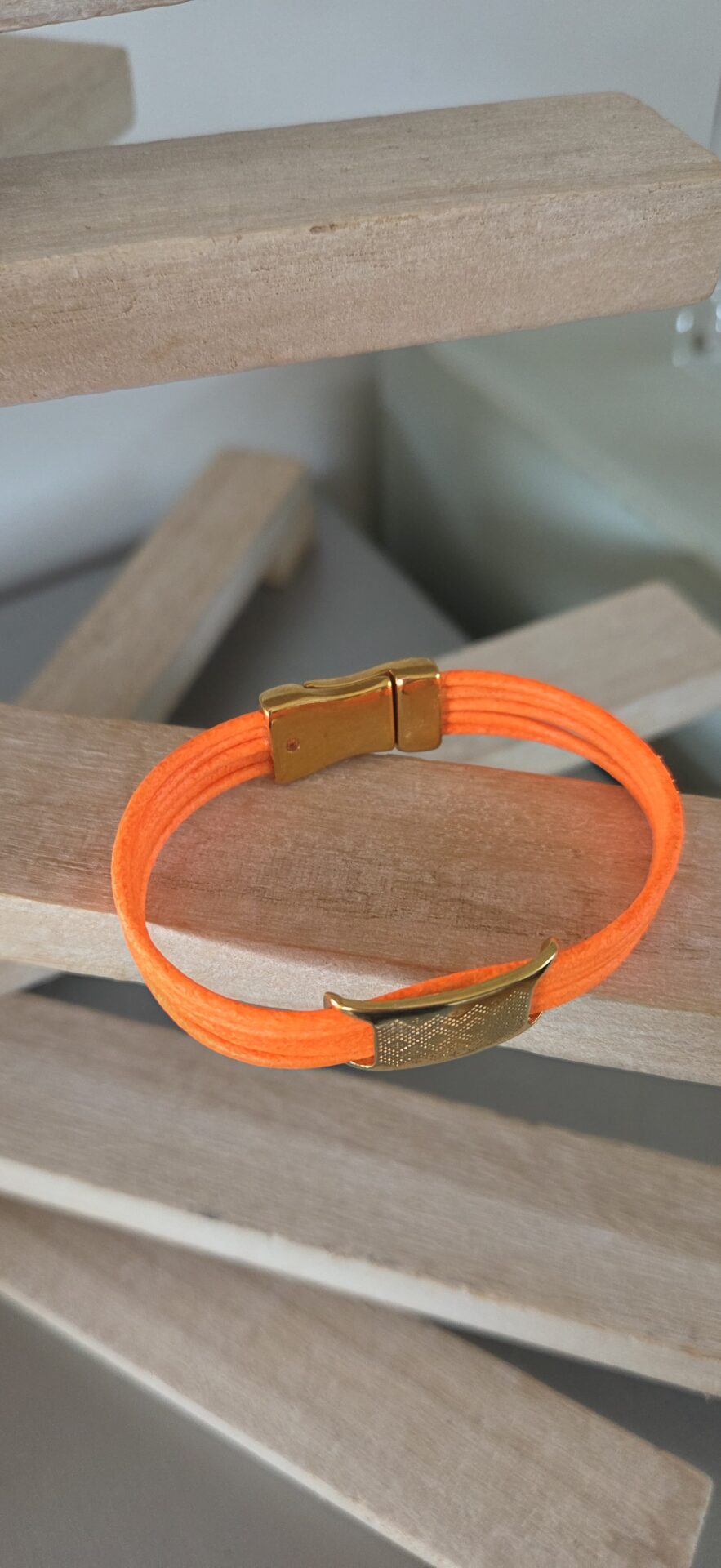 Bracelet femme en cuir rond 2mm orange fluo et passant boho