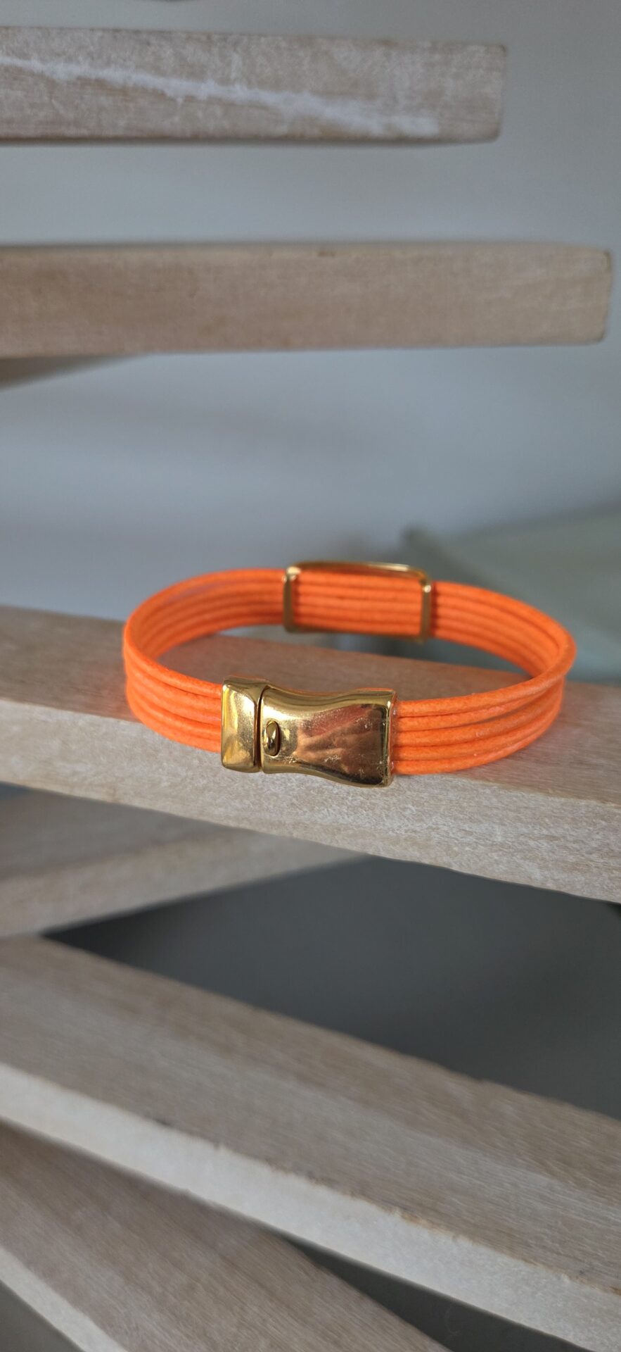 Bracelet femme en cuir rond 2mm orange fluo et passant boho