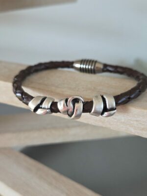 Bracelet homme cuir rond marron tressé et trois perles argentées