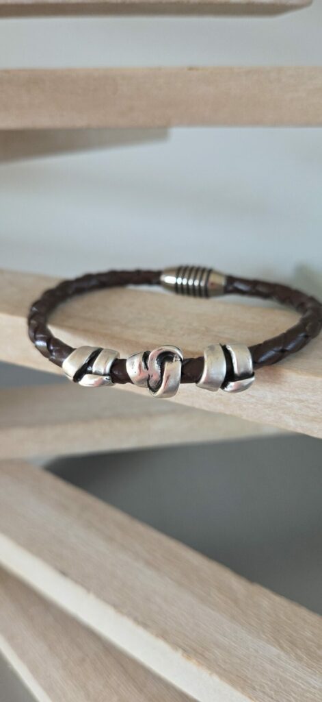 Bracelet homme cuir rond marron tressé et trois perles argentées