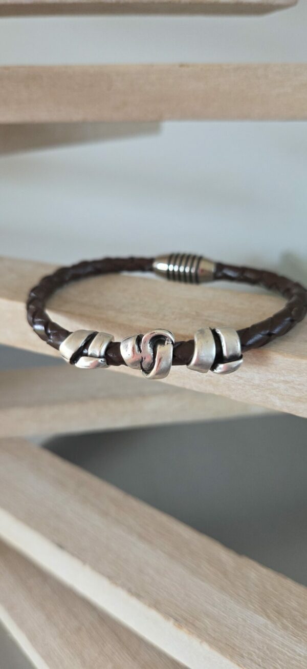 Bracelet homme cuir rond marron tressé et trois perles argentées