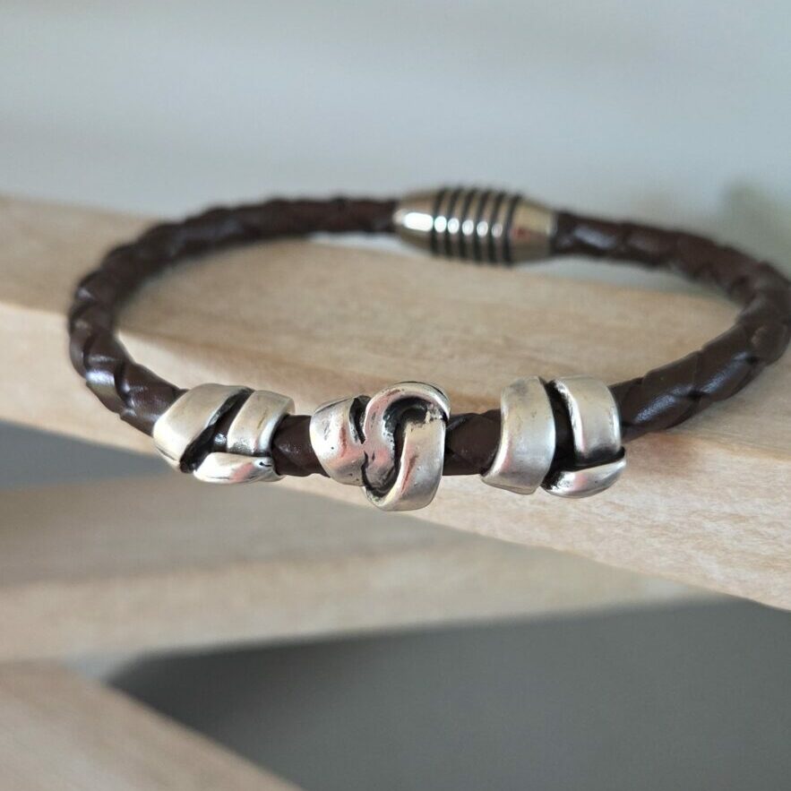 Bracelet homme cuir rond marron tressé et trois perles argentées