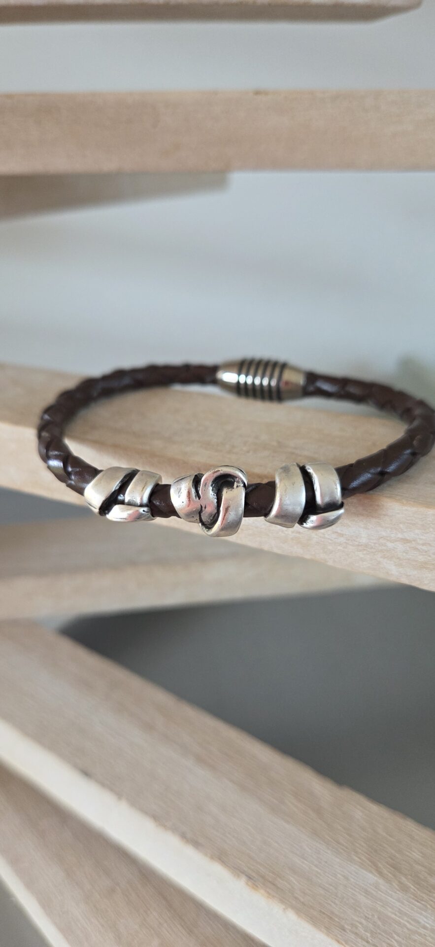 Bracelet homme cuir rond marron tressé et trois perles argentées