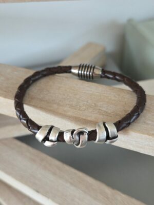 Bracelet homme cuir rond marron tressé et trois perles argentées