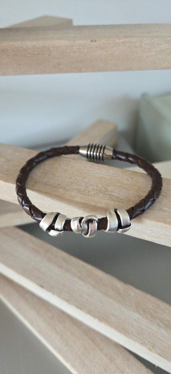 Bracelet homme cuir rond marron tressé et trois perles argentées