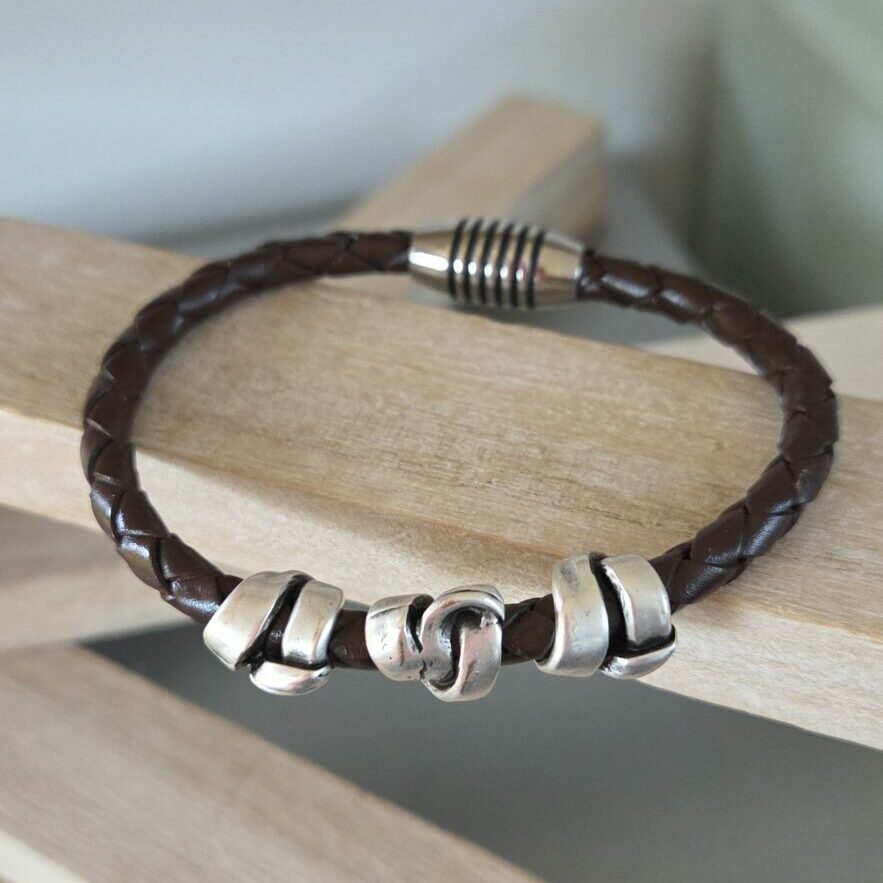Bracelet homme cuir rond marron tressé et trois perles argentées