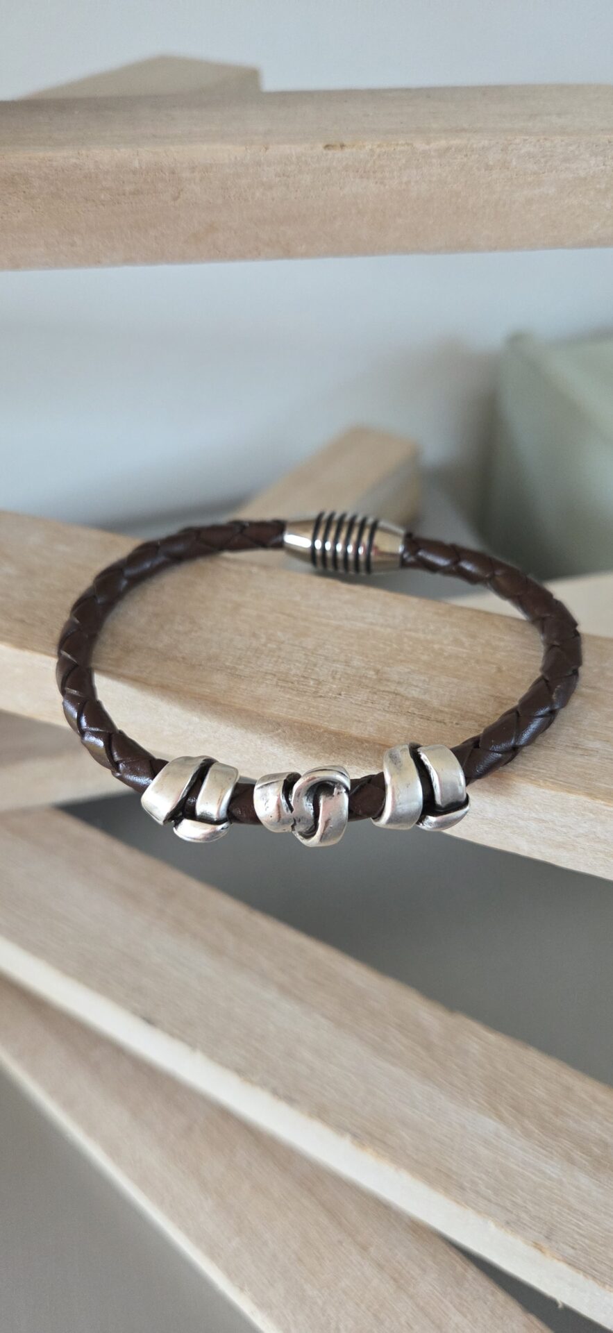 Bracelet homme cuir rond marron tressé et trois perles argentées