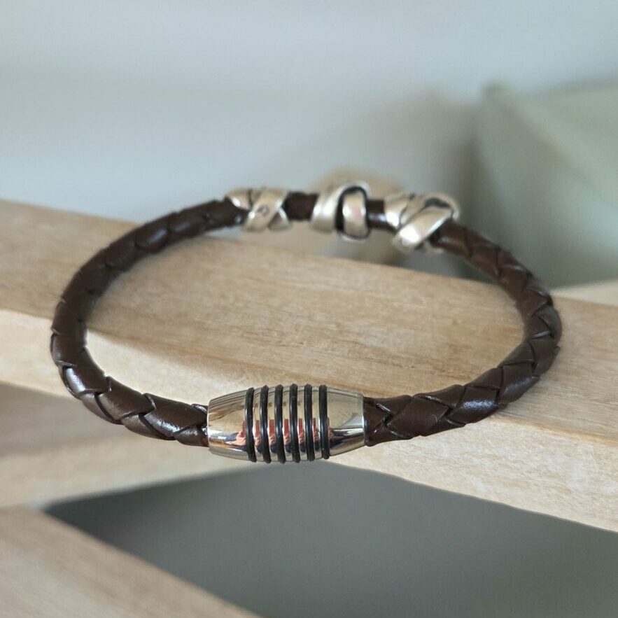 Bracelet homme cuir rond marron tressé et trois perles argentées