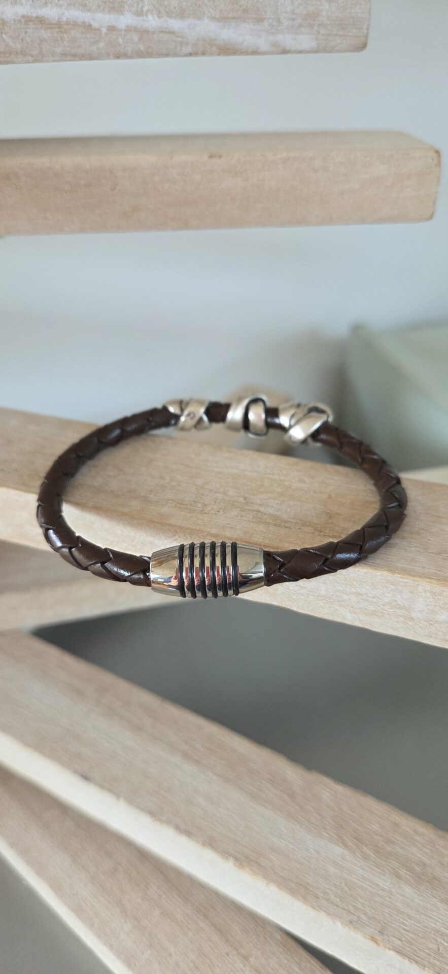 Bracelet homme cuir rond marron tressé et trois perles argentées