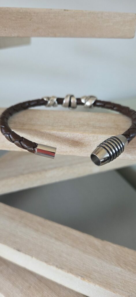 Bracelet homme cuir rond marron tressé et trois perles argentées