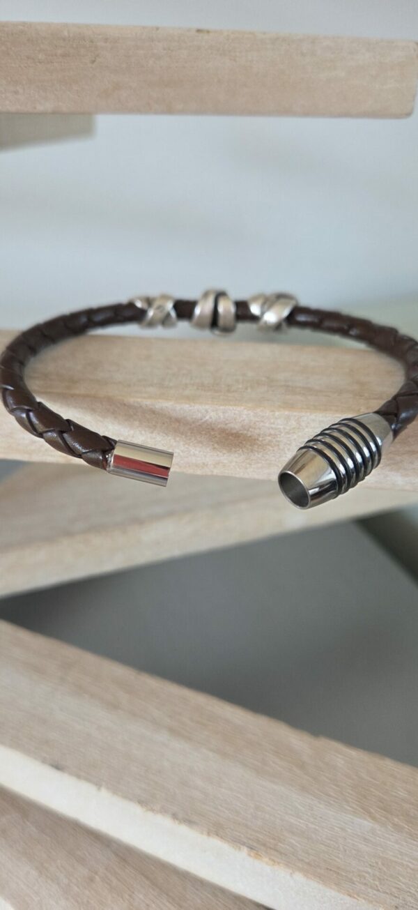 Bracelet homme cuir rond marron tressé et trois perles argentées