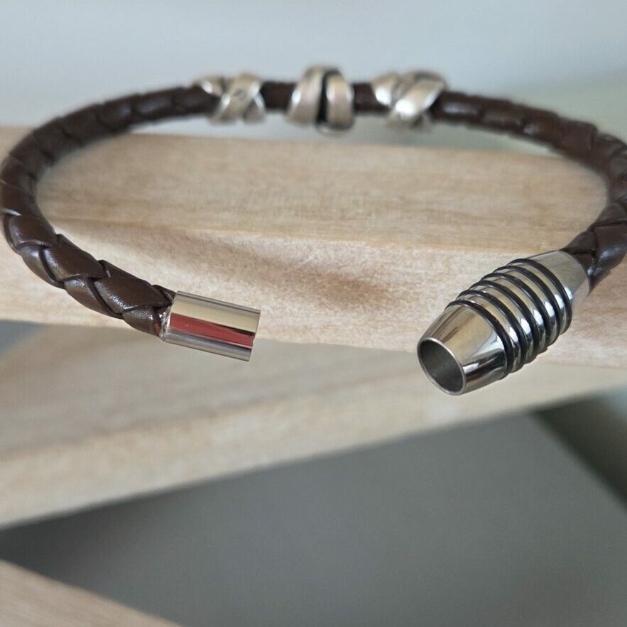 Bracelet homme cuir rond marron tressé et trois perles argentées