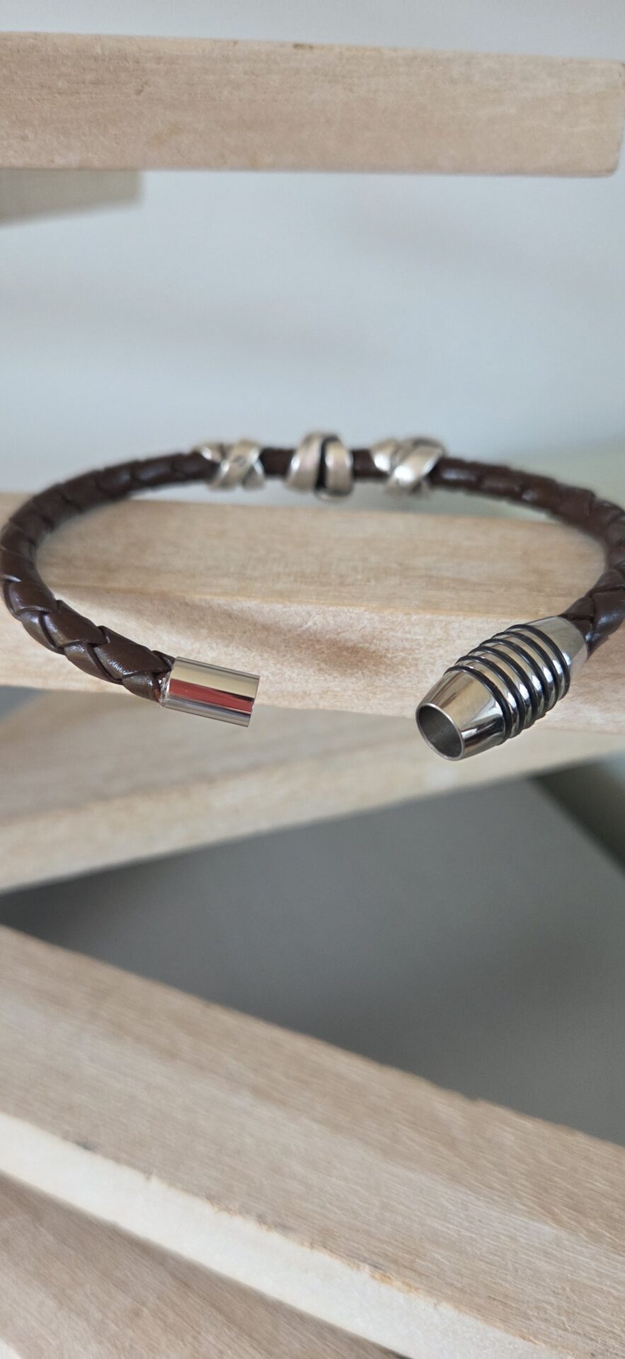 Bracelet homme cuir rond marron tressé et trois perles argentées