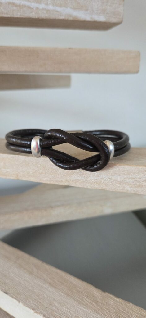 Bracelet homme cuir rond 4mm marron foncé sigle infini