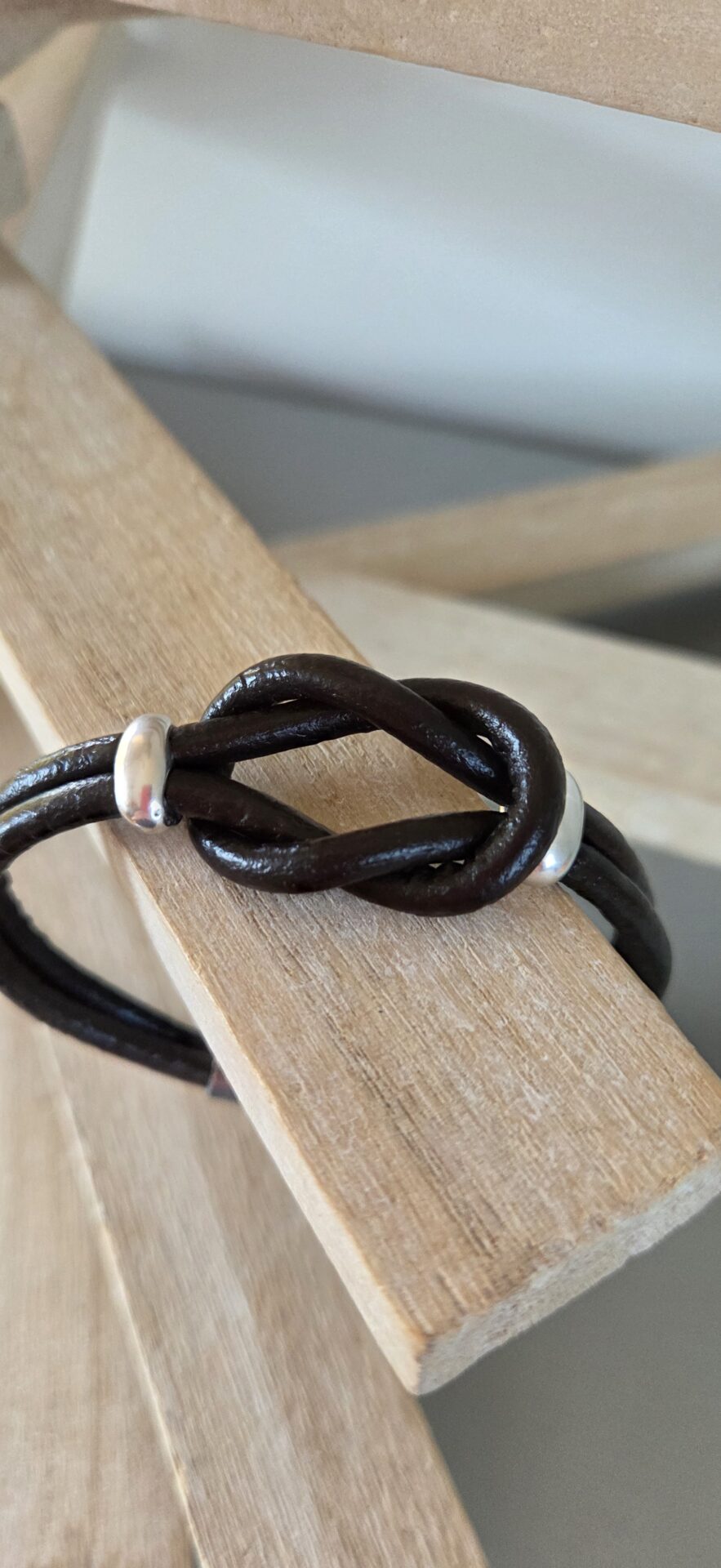 Bracelet homme cuir rond 4mm marron foncé sigle infini
