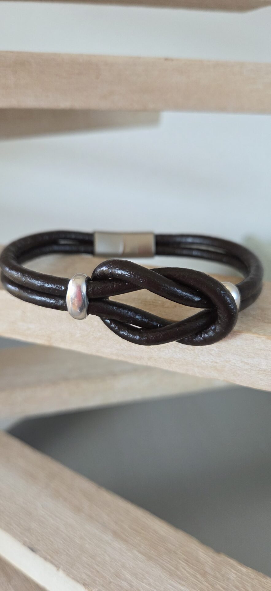 Bracelet homme cuir rond 4mm marron foncé sigle infini