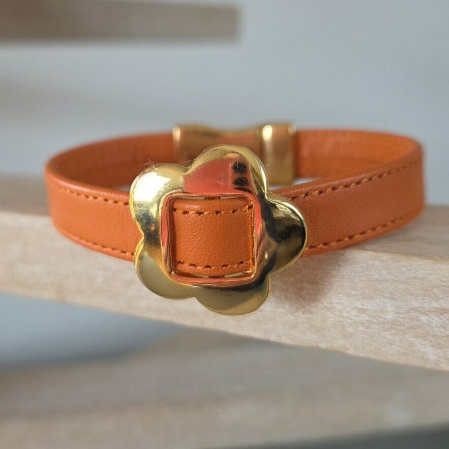 Bracelet femme en cuir cousu orange et passant fleur