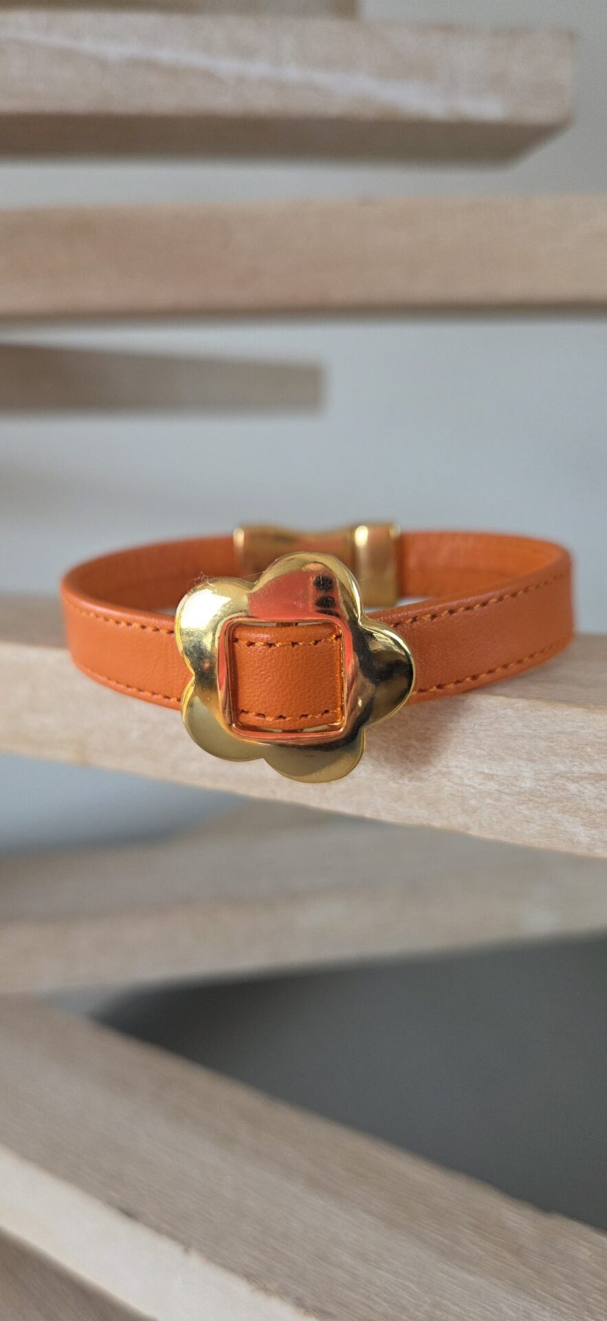 Bracelet femme en cuir cousu orange et passant fleur