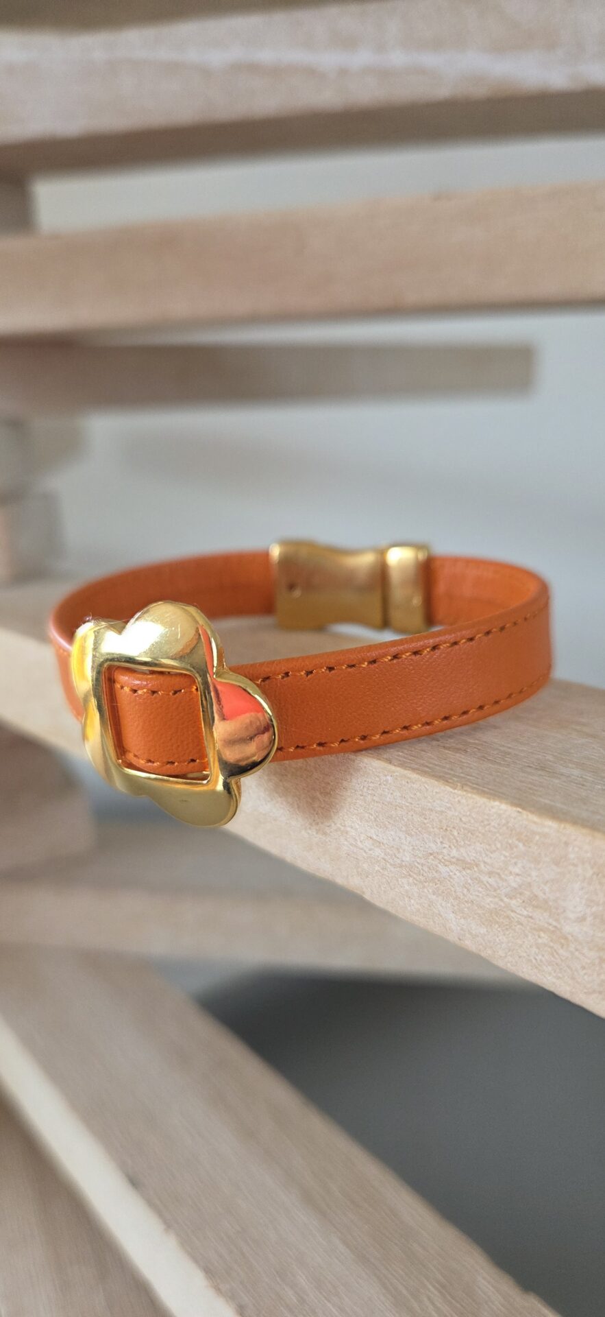 Bracelet femme en cuir cousu orange et passant fleur