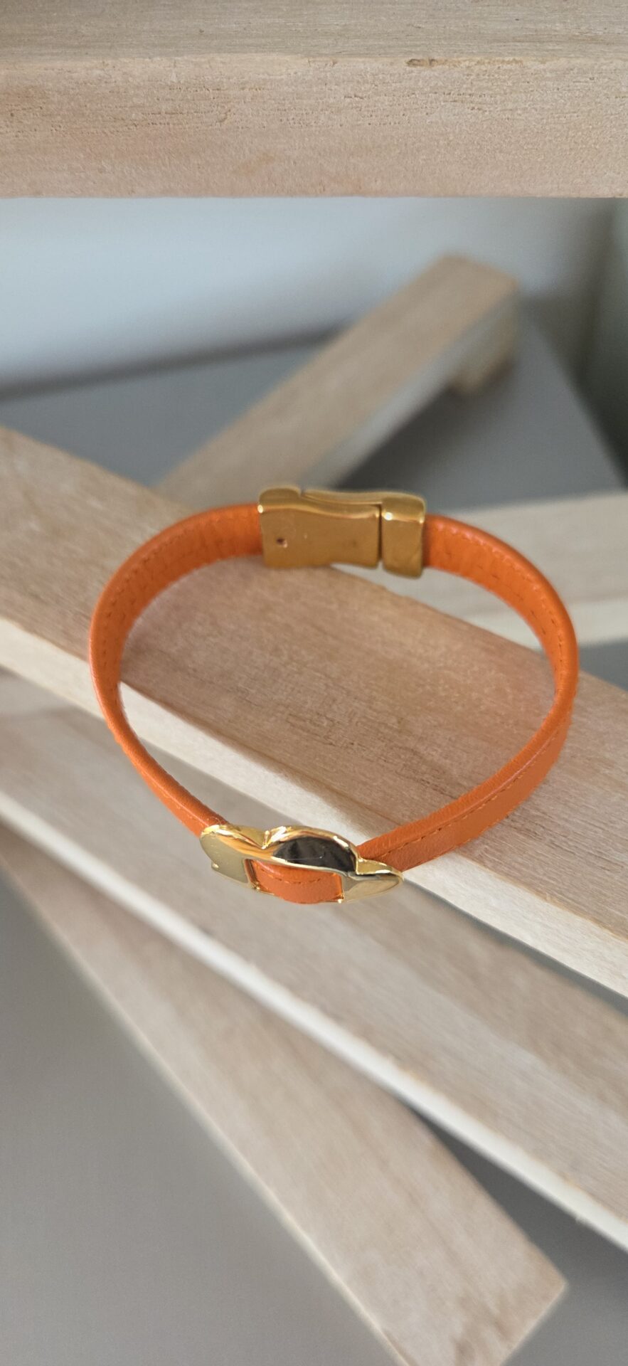 Bracelet femme en cuir cousu orange et passant fleur