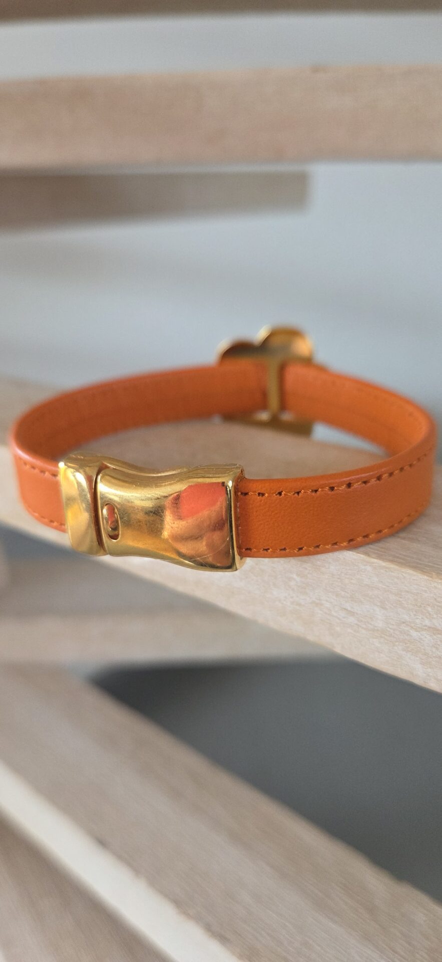 Bracelet femme en cuir cousu orange et passant fleur