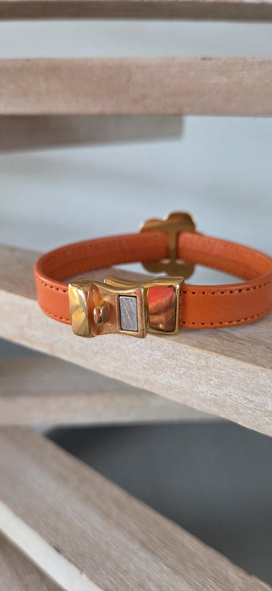 Bracelet femme en cuir cousu orange et passant fleur