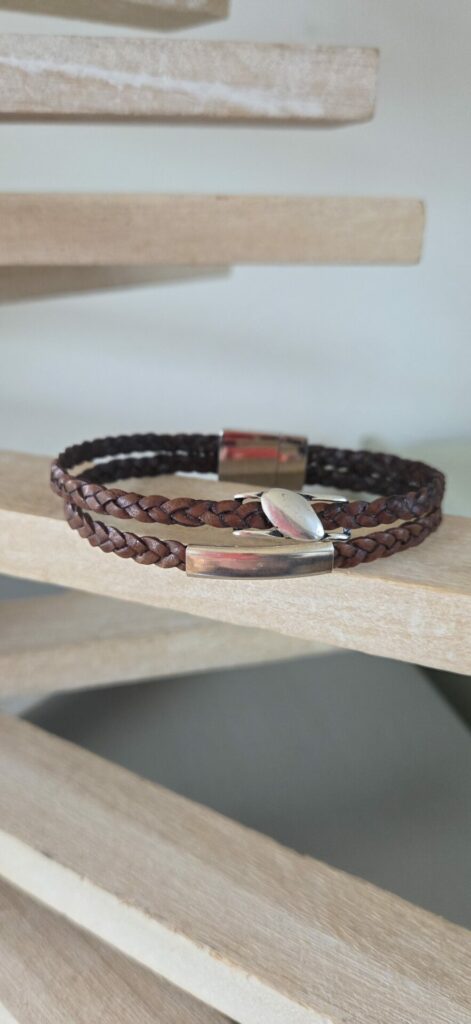Bracelet homme en cuir tressé marron et passants tubes argentés