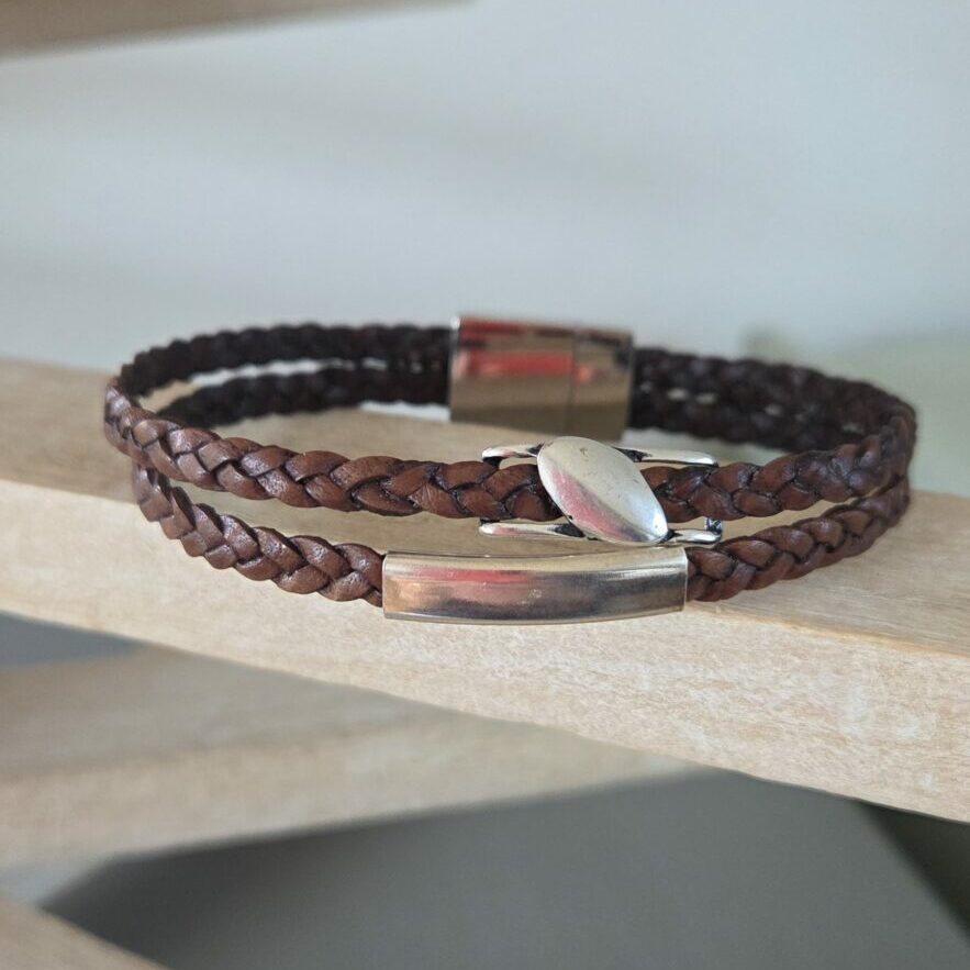 Bracelet homme en cuir tressé marron et passants tubes argentés