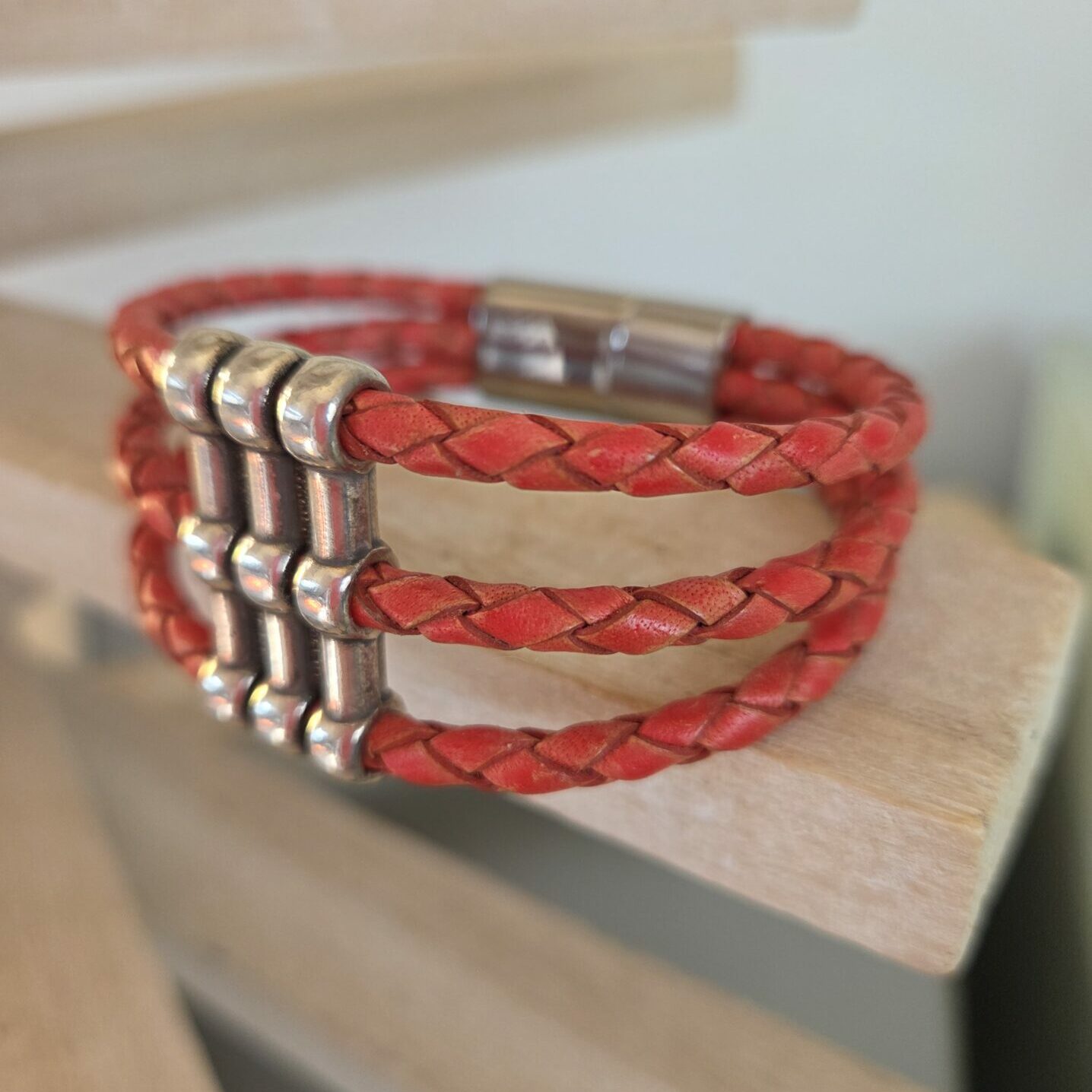 Bracelet femme cuir rond tressé rouge et passant argenté trois trous